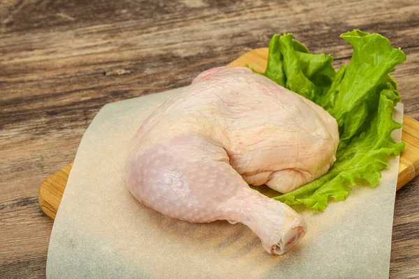 Perna Frango Crua Para Cozinhar Folhas Salada Servidas — Fotografia de Stock