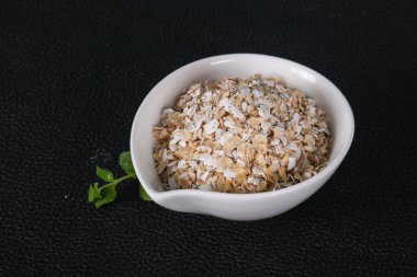 Kahvaltıda çiğ yulaf.