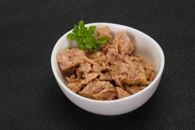 Kasede ton balığı konservesi fesleğen yaprağı var.