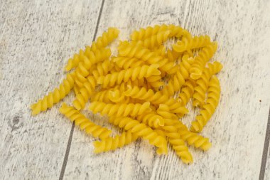 Çiğ çiğ İtalyan makarnası bowlinge hazır.