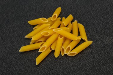 Çiğ makarna kaseye hazır.