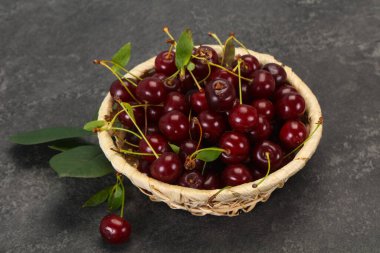 Yapraklarla dolu olgun kiraz yığını