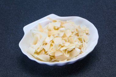 Hindistan cevizi kuru cipsi kasede atıştırmalık.