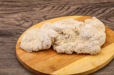 Kızartma için çiğ domuz eti şnitzel.