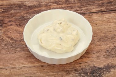 Parmesan peynirli ve otlu Sezar kremi sosu.