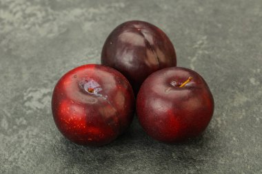 Olgun tatlı erik meyvesi yığını