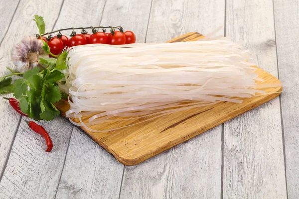 Fideos Arroz Crudos Servidos Con Hojas Cilantro —  Fotos de Stock