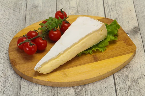 Triângulo Queijo Brie Servido Folhas Salada — Fotografia de Stock