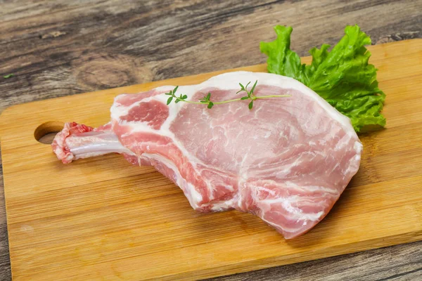 Steak Tulang Babi Mentah Atas Latar Belakang Kayu — Stok Foto