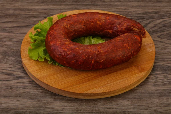 Krakowska Wurst Über Dem Brett Mit Kräutern Und Gewürzen — Stockfoto