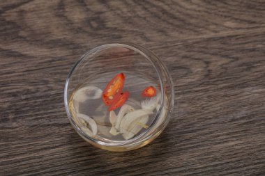 Acı biber ve sarımsaklı Vietnam sirkesi sosu.