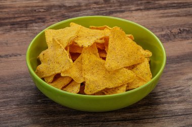 Meksika mısır cipsi üçgen yığını.