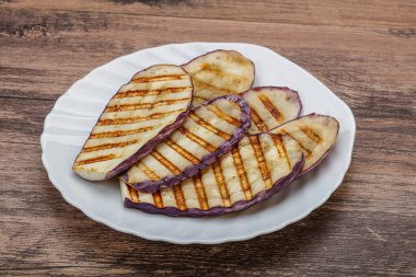 Izgara graffiti yumurta dilimleri ve zeytinyağı.