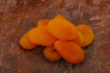 Tatlı, sarı, kurutulmuş kayısı yığını