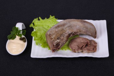 Gurmet domuz dili aperatifi.