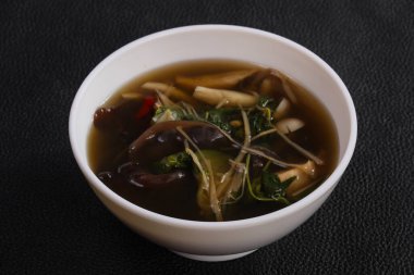 Tayland usulü et, sebze ve mantarlı çorba.