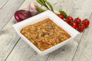 Kafkas Kharço çorbası, sığır eti ve pilav.