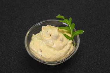 Zeytinyağı ve otlu humus atıştırmalığı.