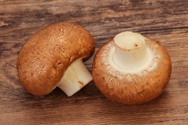 Arka planda Lezzetli Çiğ Kahverengi Şampiyonlar