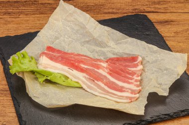 Fırında pişmemiş domuz pastırması.