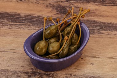 Lezzetli kapari meyveleri kasede 