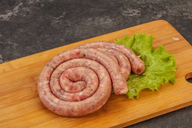 Izgara için çiğ domuz sosisi halkası.