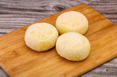 Çiğ patates ezmesi - doldurulmuş patates pirzolası - pişirmek için.