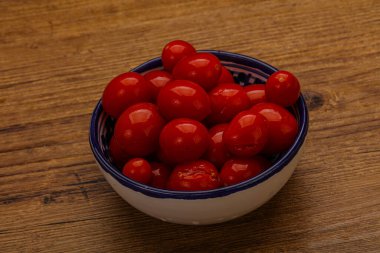 Kasede kırmızı vişneli domates turşusu