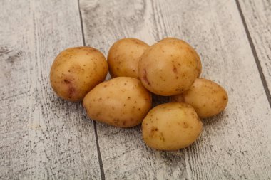 Çiğ taze patates yığını.