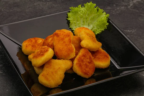 Gefrituurde Smakelijke Kip Nuggets Geserveerd Salade Bladeren — Stockfoto