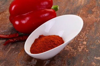 Kavanozda tatlı kırmızı biber tozu