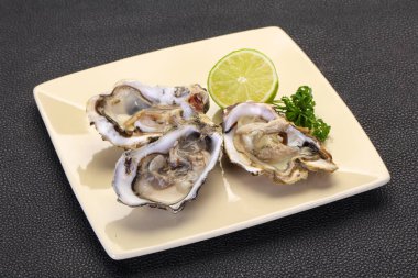 Limonlu ve maydanozlu taze istiridye.