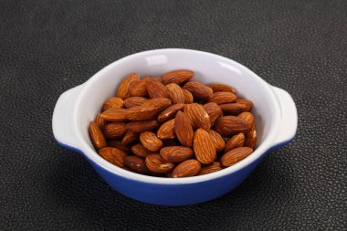 Kavanozda badem ezmesi