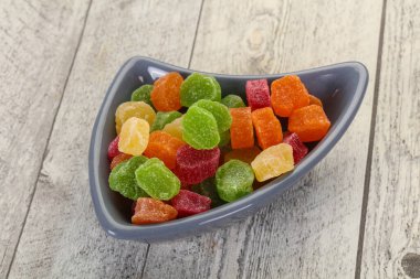 Tatlı meyve yığını kasede