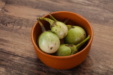 Asyalı küçük yeşil patlıcan - pişirmeye hazır