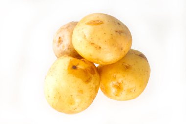 Genç, mevsimlik patates yığını pişirmeye hazır.