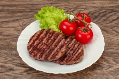 Domates soslu ızgara burger pirzolası