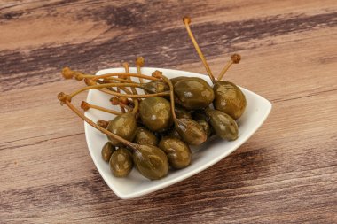 Lezzetli kapari meyveleri kasede 