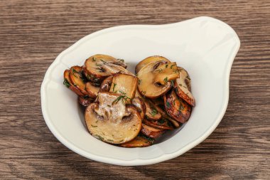 Kavrulmuş şampiyon, kasede otlar ve baharatlar var.