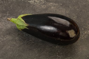 Siyah olgun taze bir patlıcan.