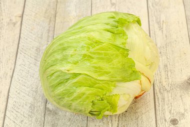 Arka planda taze yeşil patlıcan