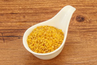 Vejetaryen mutfağı. Kasede pişirmek için kuru bulgur.