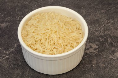 Tabakta çiğ Hint basmati pilavı