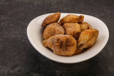 Kuru incirli meyve yığını.