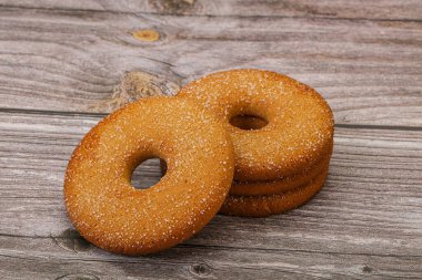 Tatlı ve çıtır çıtır zencefilli kurabiye yığını