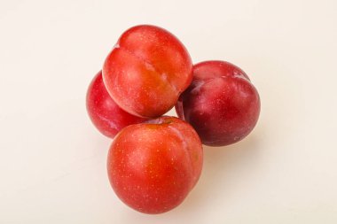 Olgun tatlı kırmızı erik yığını