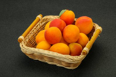 Taze, tatlı, birkaç kayısı meyvesi.