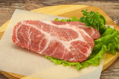 Izgara için çiğ domuz eti boyunlu biftek.