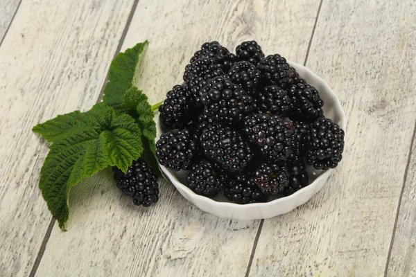 Tatlı Olgun Yapraklı Blackberry Yığını — Stok fotoğraf