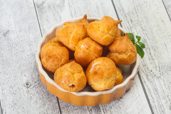 Zoete Smakelijke Profiteroles Hoop Kom Geserveerd Munt — Stockfoto